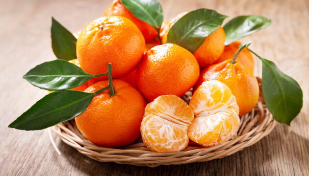Fresh,Mandarin,Oranges,Fruit,Or,Tangerines,With,Leaves,On,A